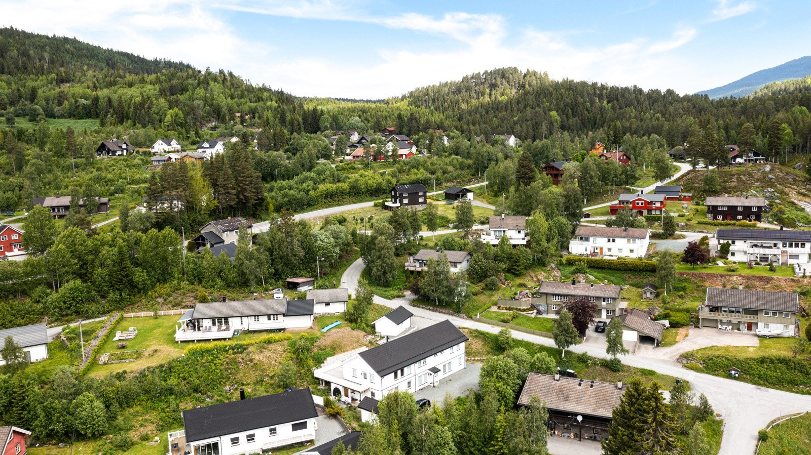 Eiendommen ligger fint til i et mindre, veletablert boligfelt. Gode solforhold og fin utsikt over nærområdet. Rolige omgivelser. Galleribilde
