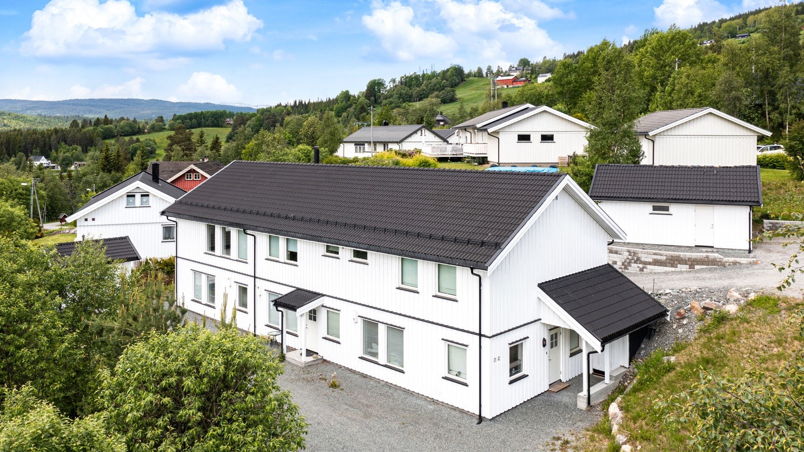 Hoveddelen og utleieleilighetene er fint adskilt fra hverandre, med hver sin innkjøring og hvert sitt tun. Galleribilde