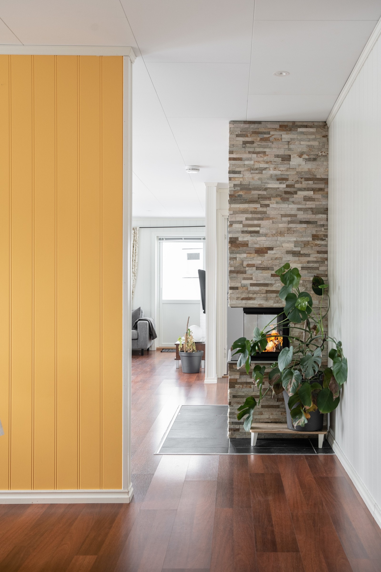 I stuen får en flott peis som varmer godt på kaldere dager. Galleribilde