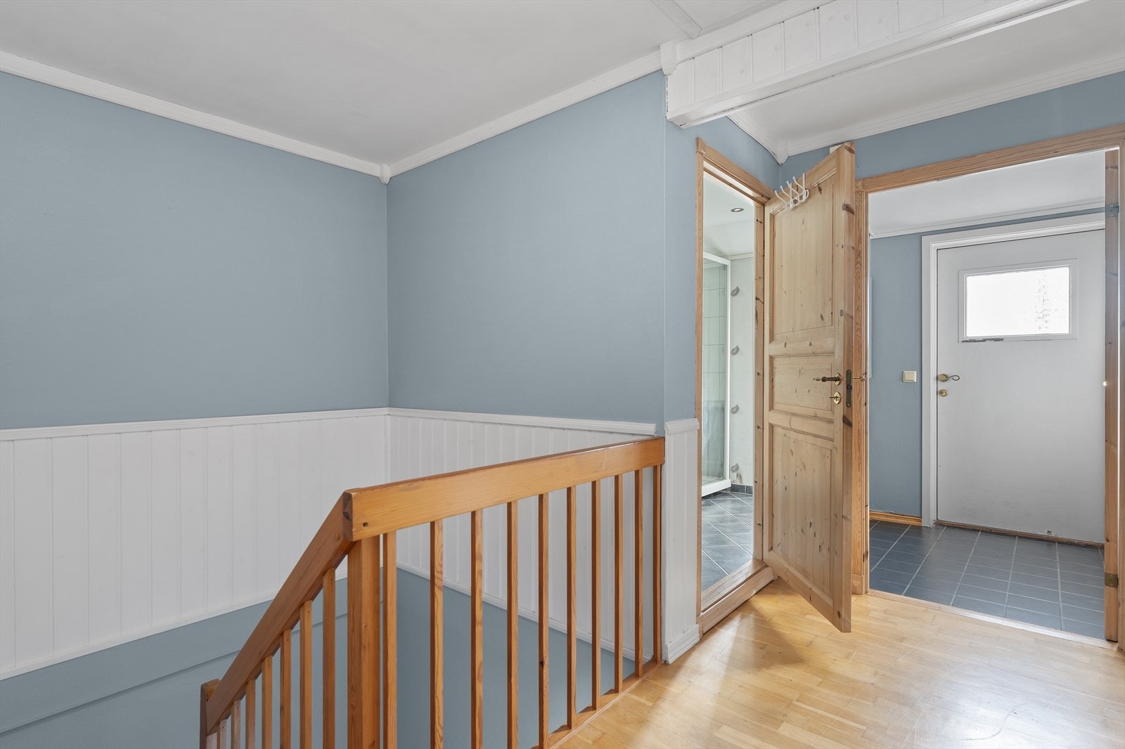 I denne etasjen finner vi gang, bad og 1 soverom. Galleribilde