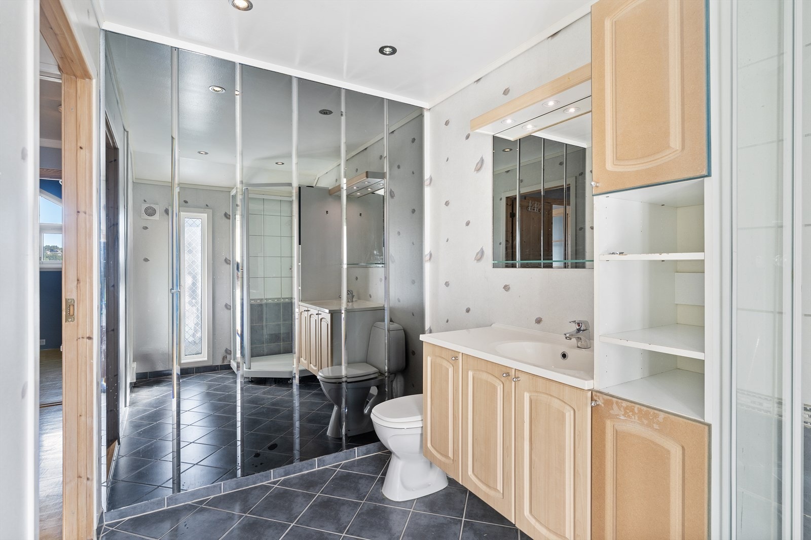 Innredningen holder en enkel standard og har behov for modernisering. Galleribilde