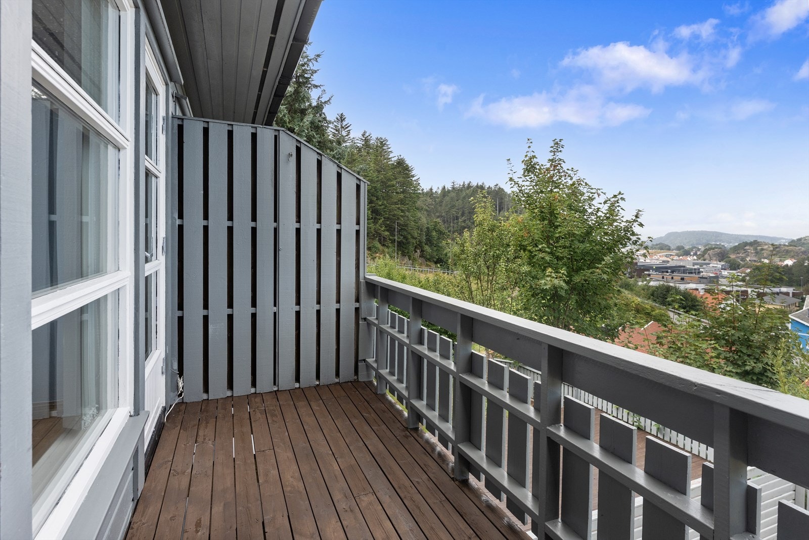 På verandaen har man plass til noen utemøbler. Galleribilde