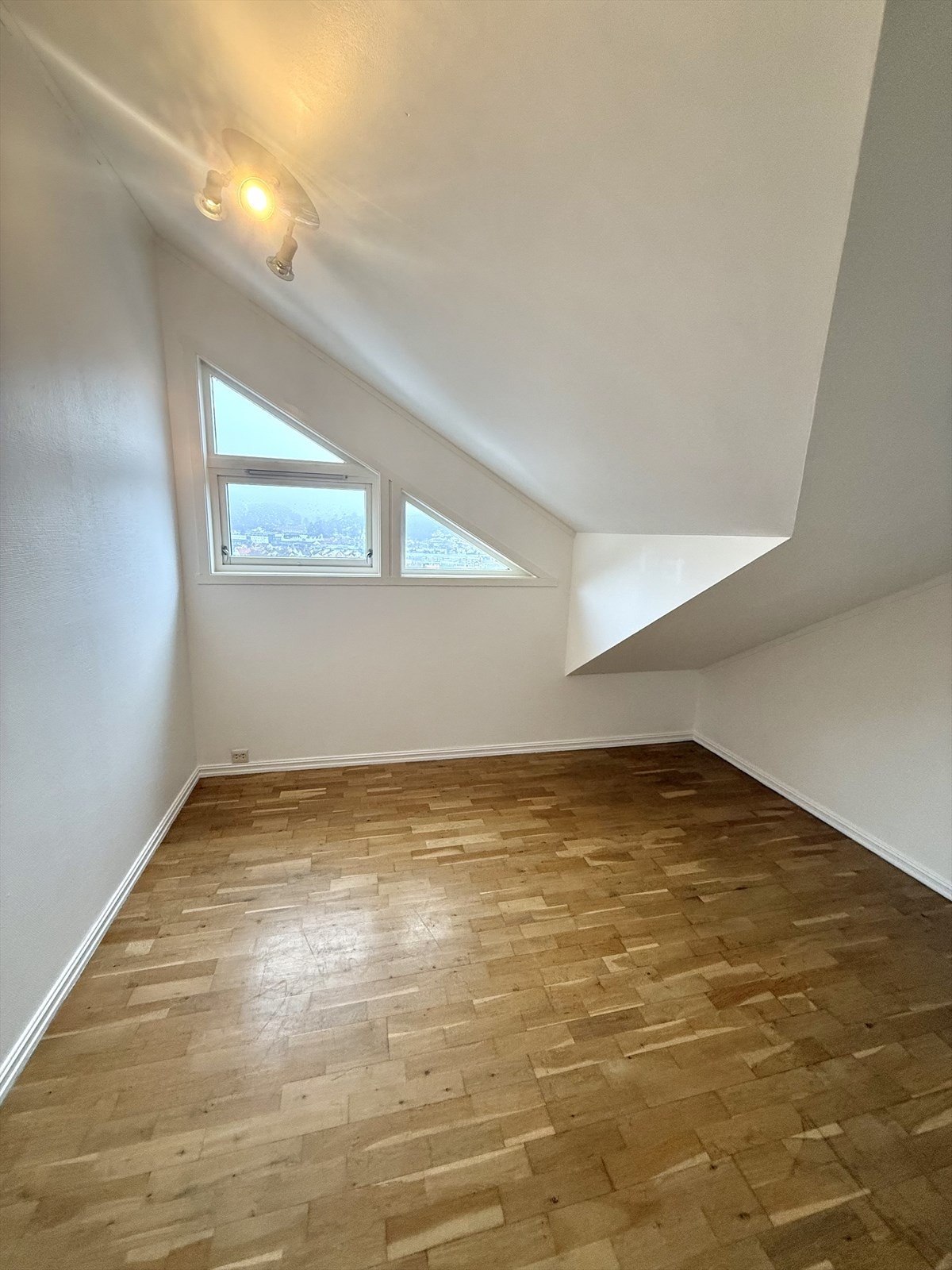 Soverom. Her har man plass til dobbeltseng og tilhørende småmøbler. Galleribilde