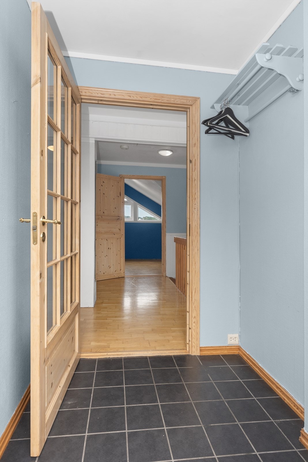 Velkommen inn i en flislagt entré. Galleribilde