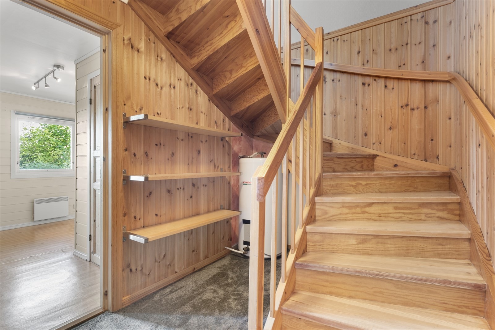 Så er vi i boligens 1. etasje. Her finner vi trapperom, vaskerom og 1 soverom/stue. Galleribilde