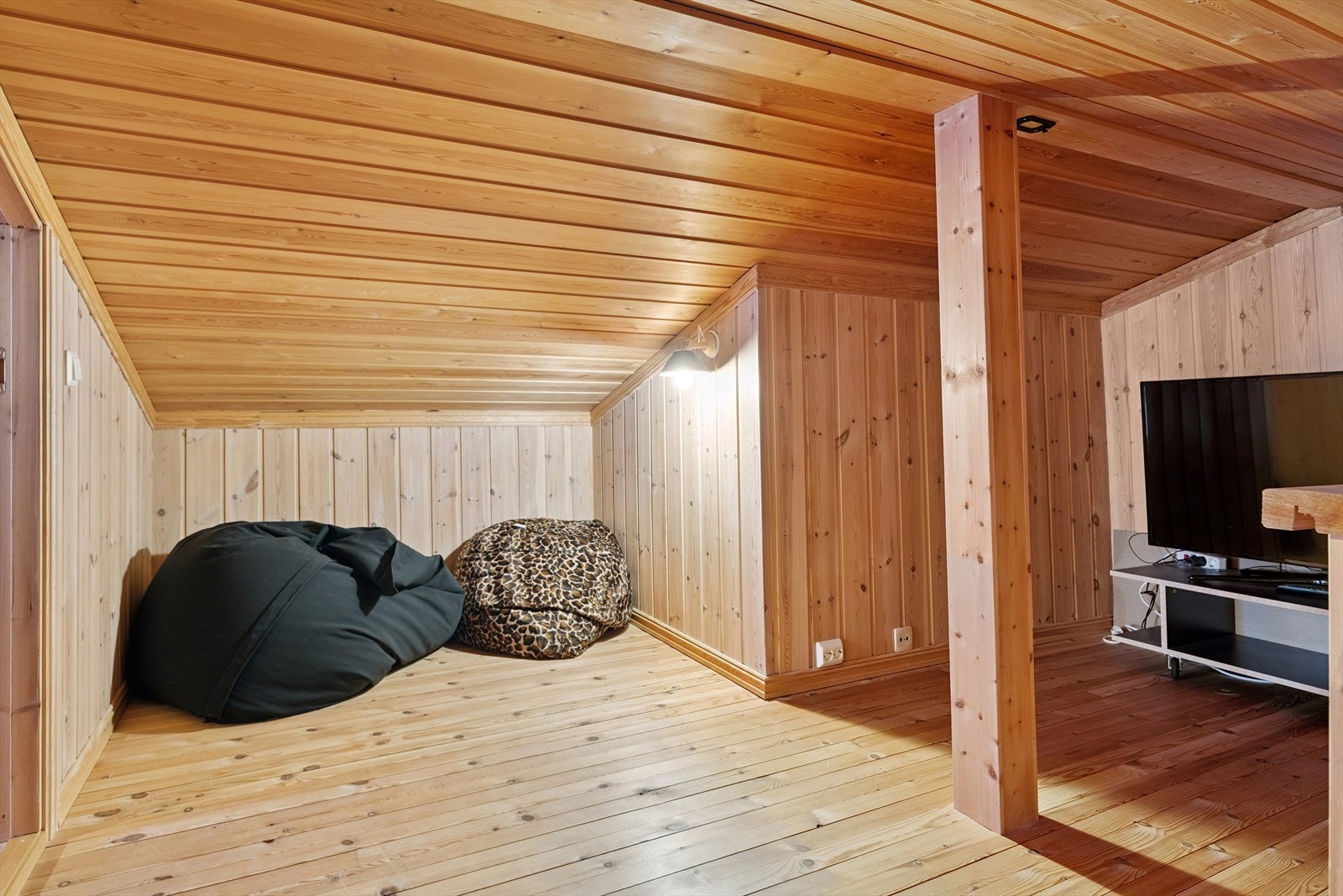 Hemsen på 29 m² gir ekstra plass og er innredet som en hyggelig TV-stue. Galleribilde