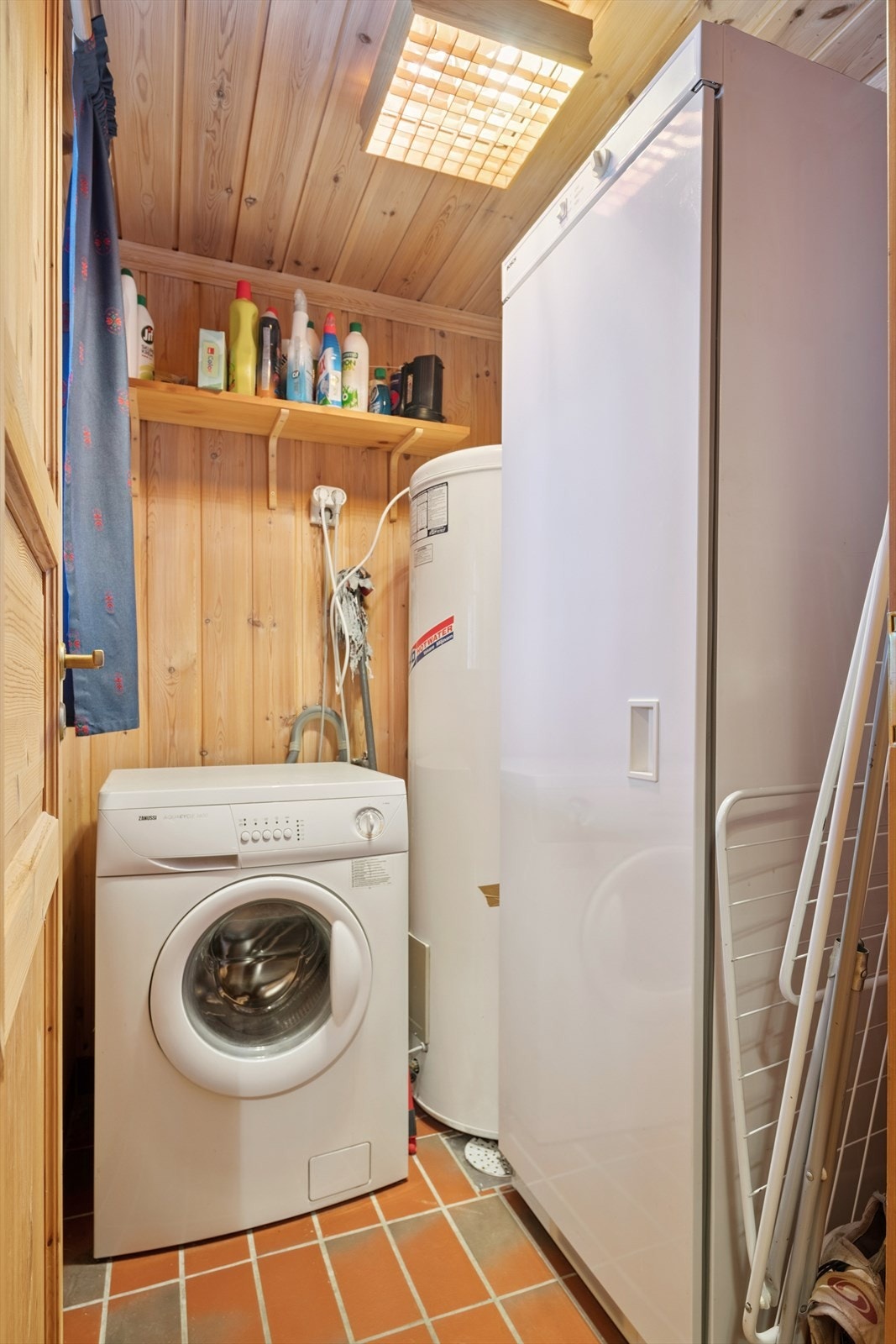 Teknisk rom med varmtvannsbereder fra 2020, stoppekran og sikringsskap. Galleribilde