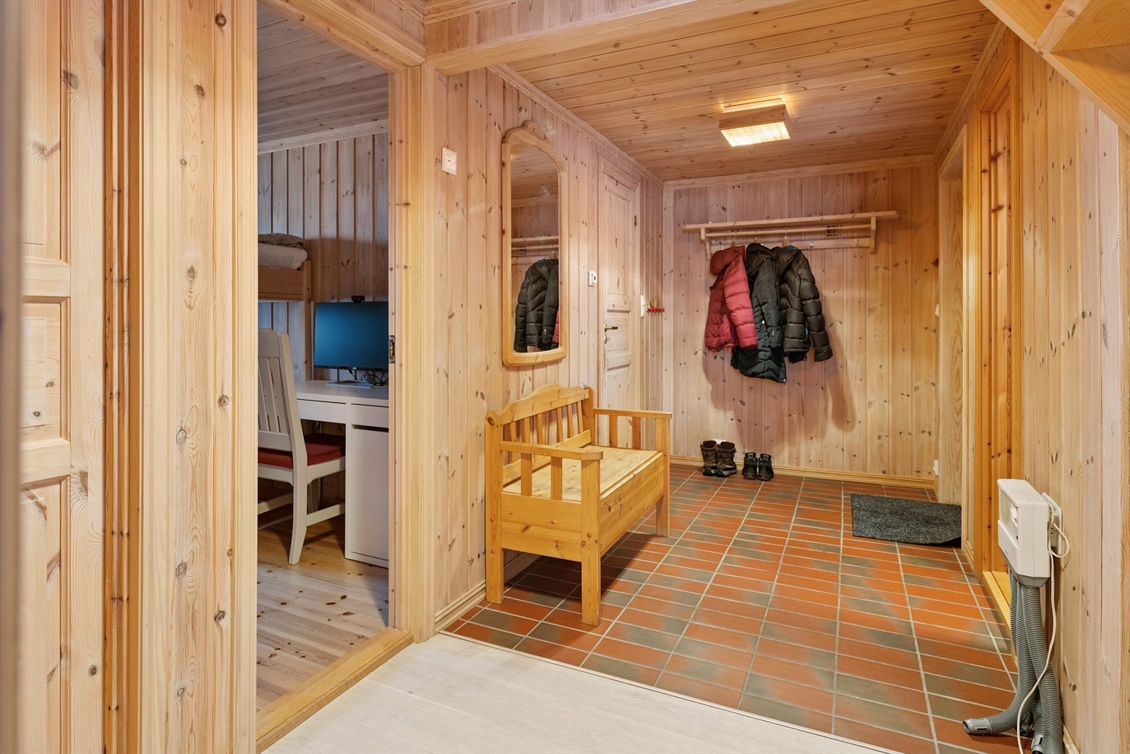 Romslig entré med god plass til yttertøy og sko. Galleribilde