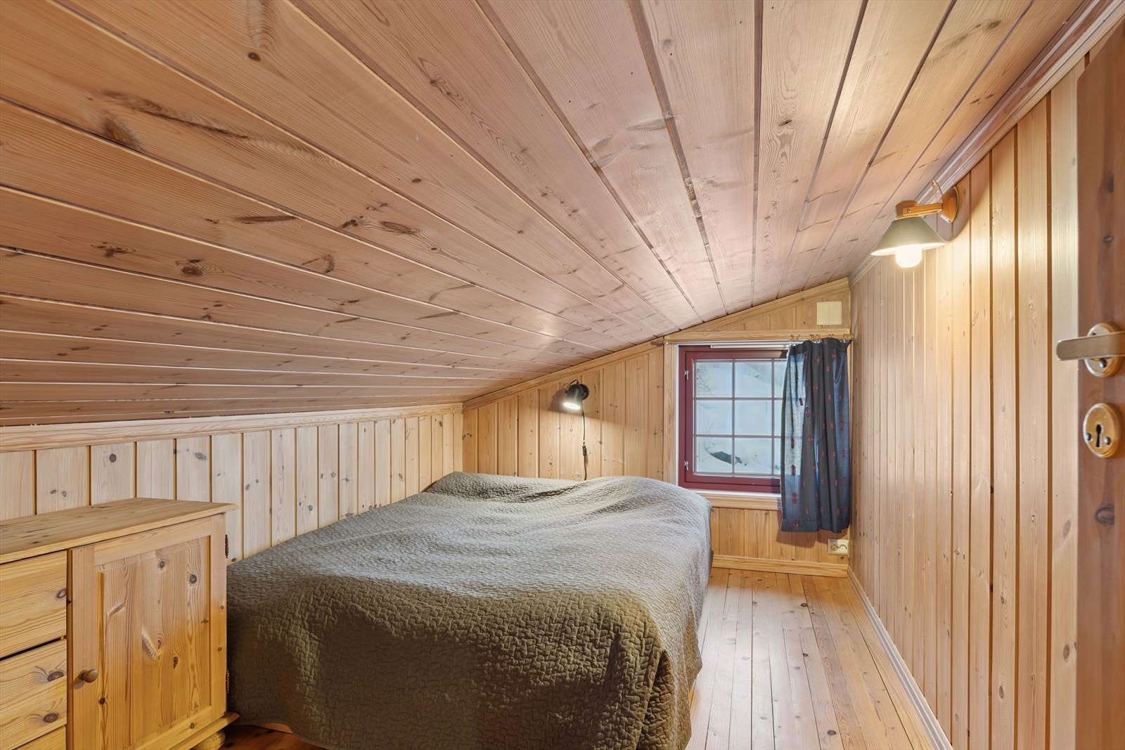 På hemsen er det to rom med sengeplasser, ideelt for gjester eller som ekstra soveplasser. Galleribilde