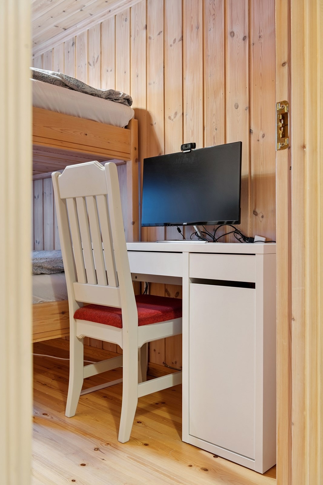 Ett av soverommene er innredet med plass til en liten arbeidsplass. Galleribilde