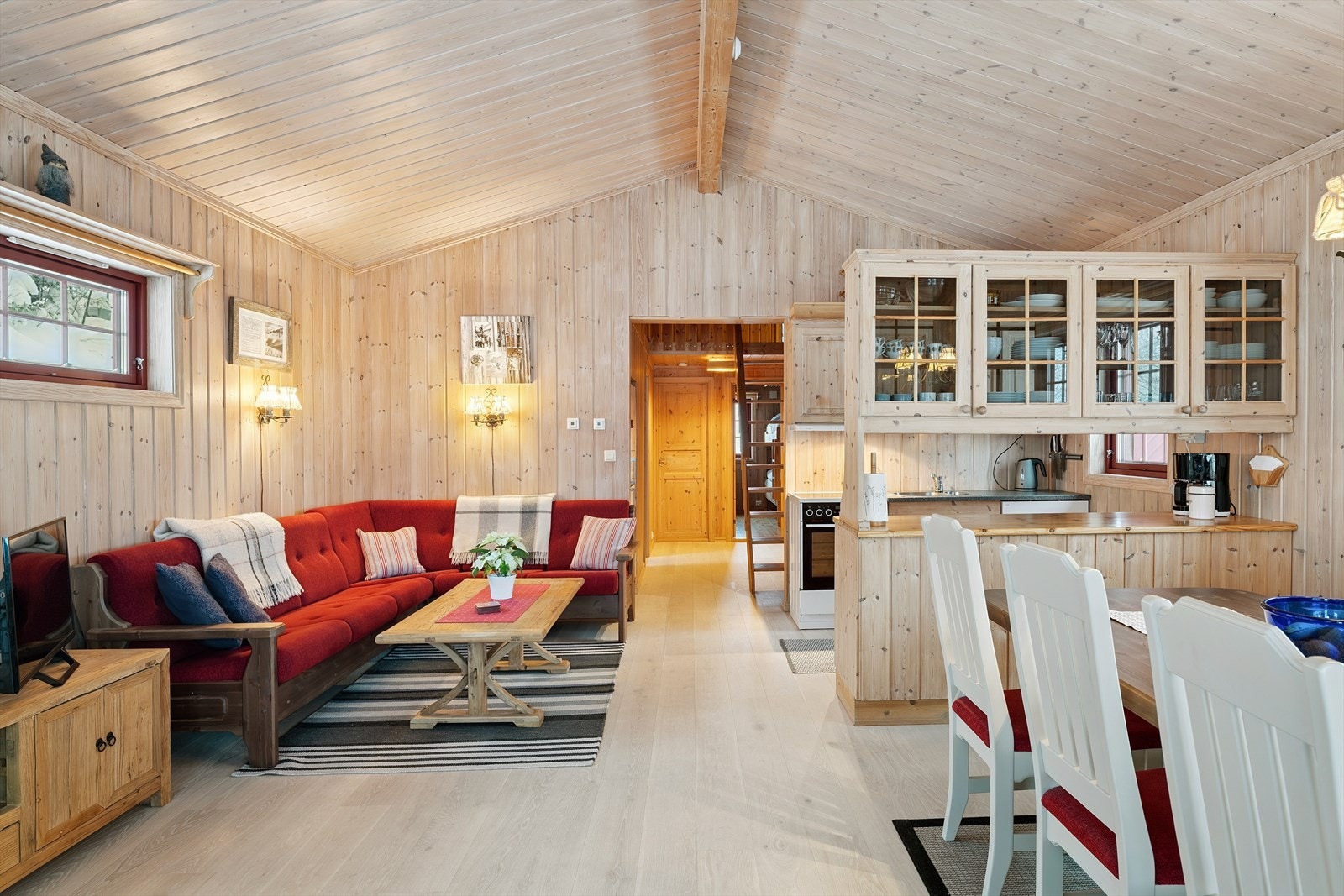 Den åpne planløsningen mellom stue og kjøkken gir en sosial og romslig følelse. Galleribilde