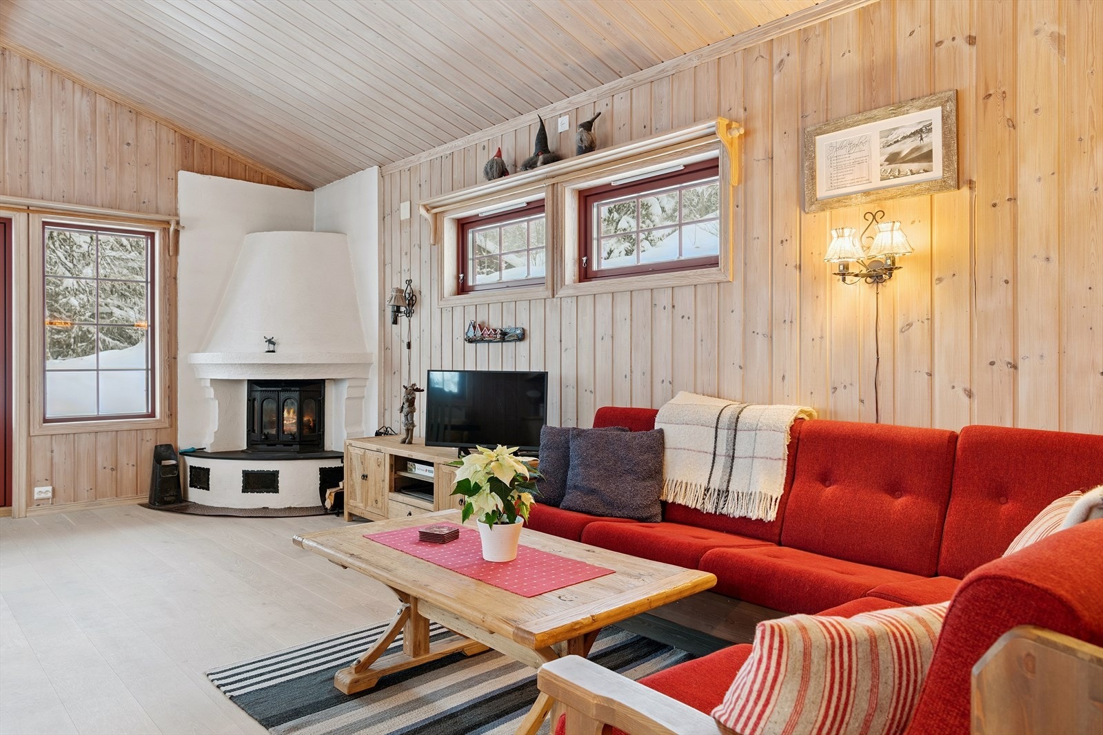 Stuen har en åpen løsning mot kjøkkenet, og gulvoverflaten ble fornyet i 2020. Galleribilde