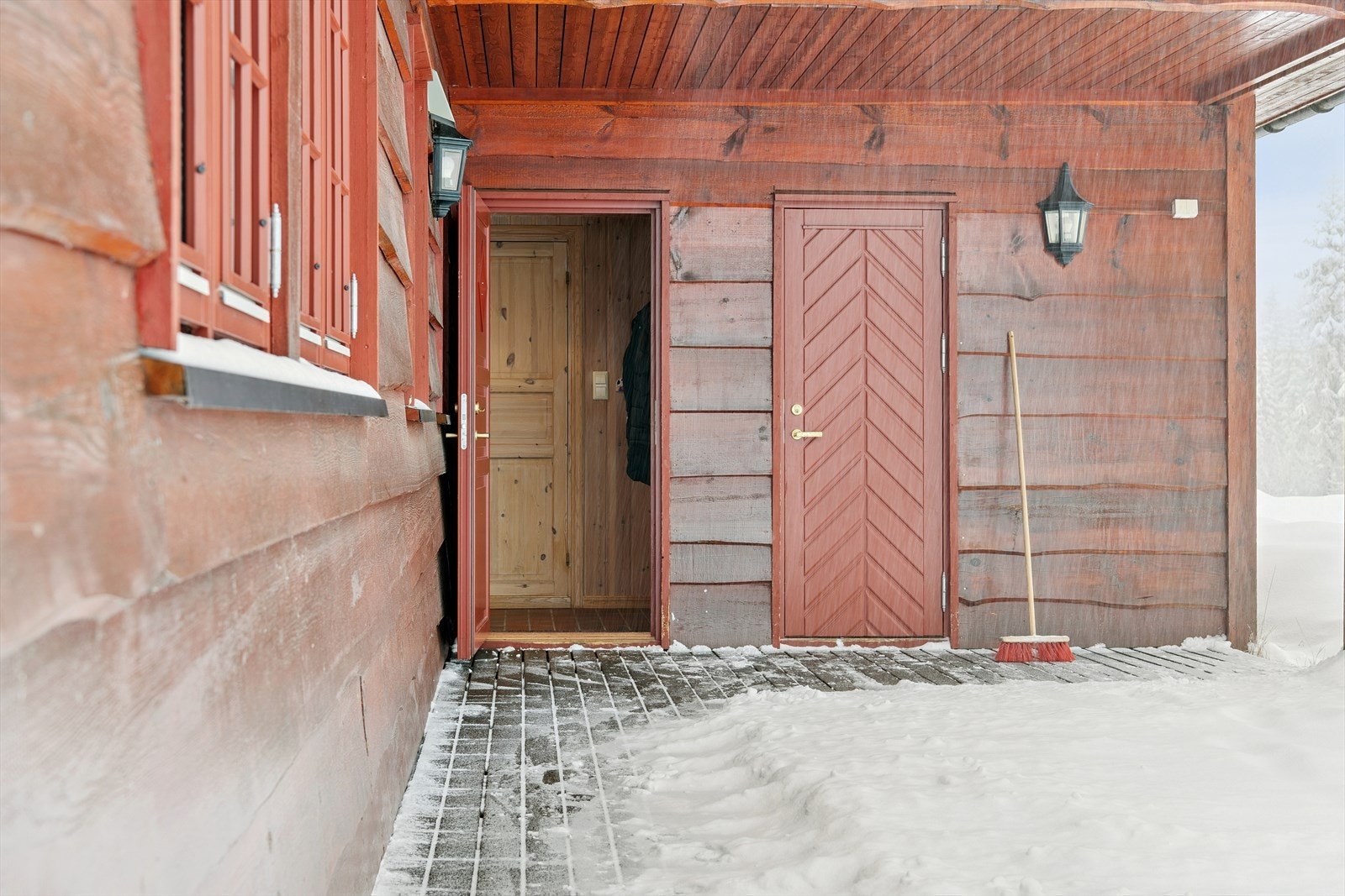 Overbygget inngangsparti med tilgang til en praktisk utvendig bod på 7 m². Galleribilde