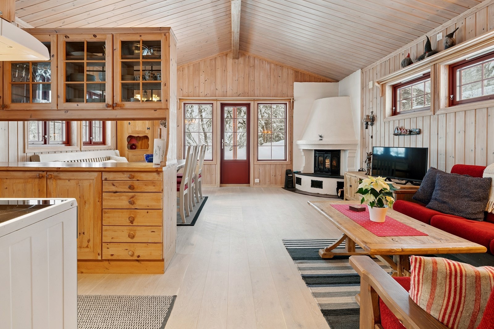 Fra stuen er det direkte utgang til terrassen via en dør med glassfelt fra 2010. Galleribilde