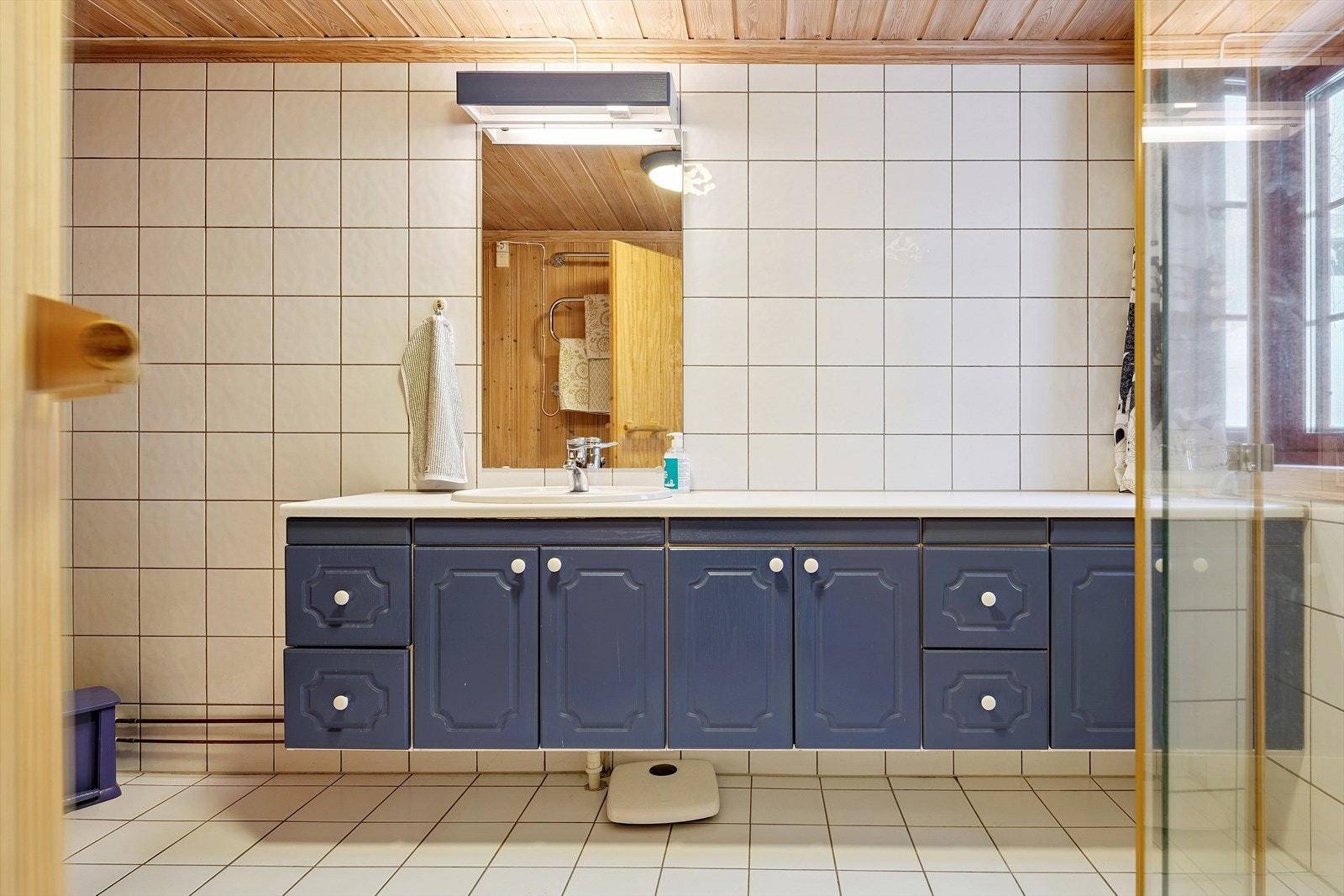 Baderommet i første etasje har flislagt gulv med elektrisk gulvvarme og servant i innredning. Galleribilde