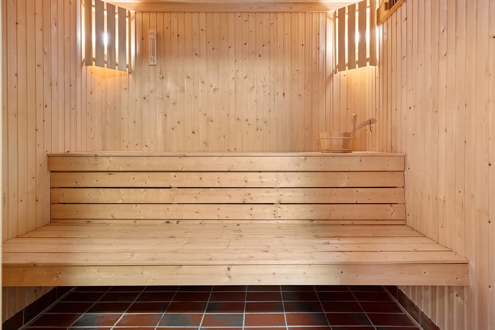 I tilknytning til badet ligger en badstue med elektrisk Jukka-ovn og gulvvarme. Galleribilde