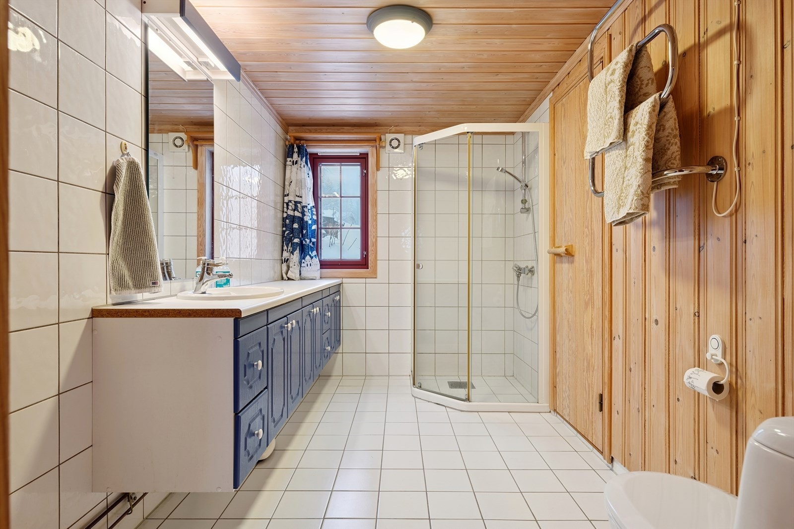 Rommet er utstyrt med dusjhjørne med glassdører og har mekanisk avtrekk på yttervegg. Galleribilde