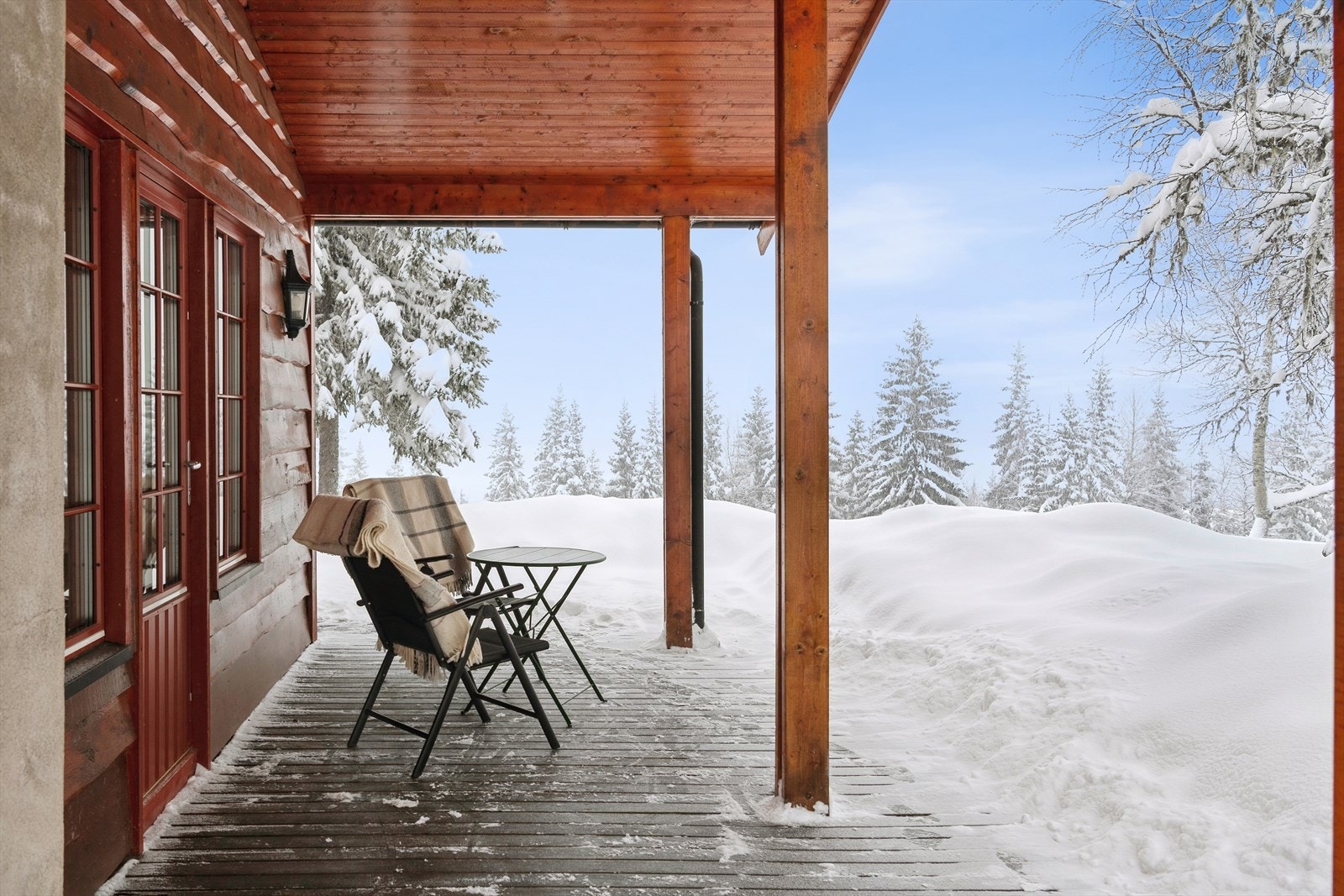 Den delvis overbygde terrassen på 65 m² er vendt mot sør/øst og har impregnerte terrassebord. Galleribilde
