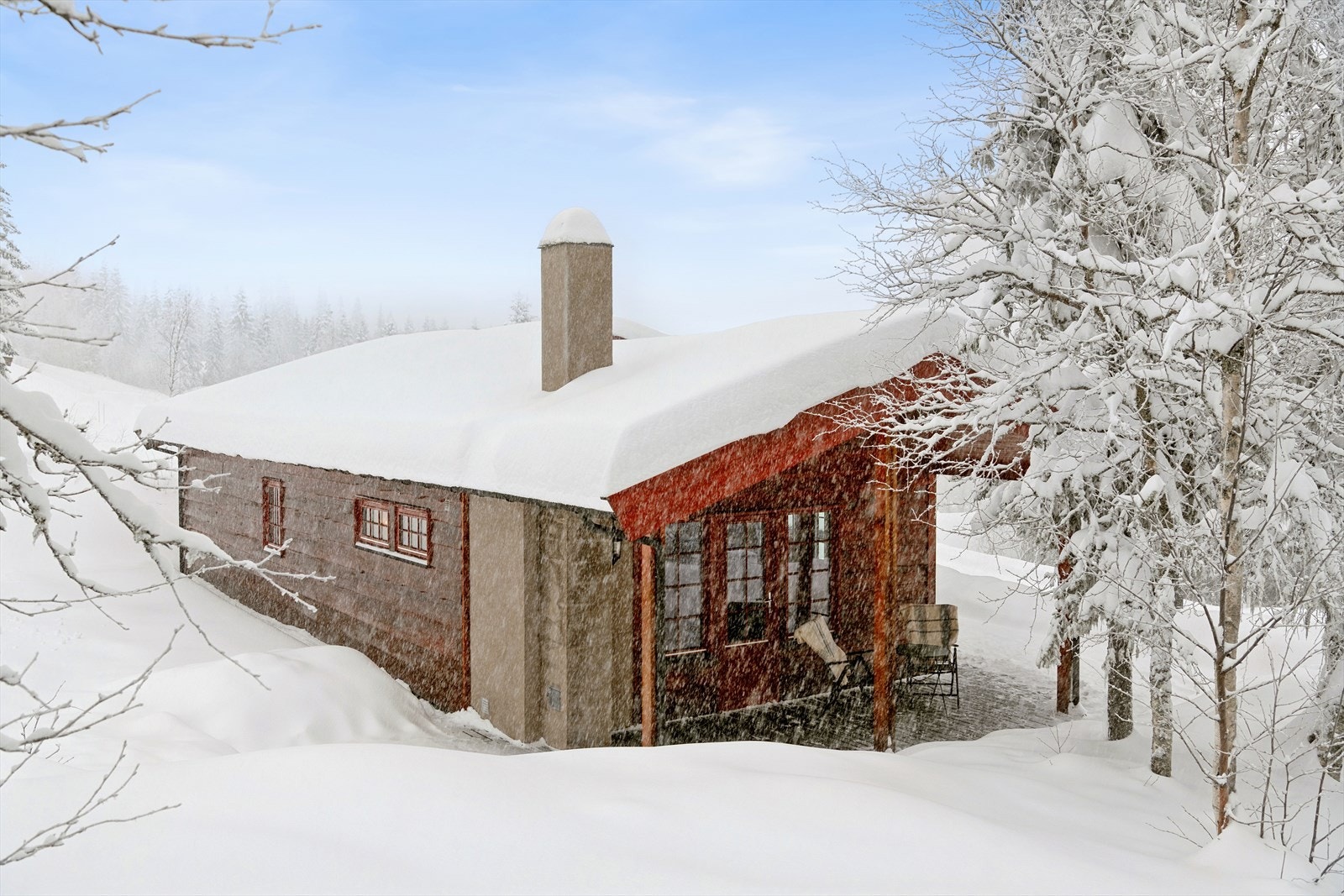 Fritidsbolig fra 1994 med utvendig liggende kledning, beliggende i et etablert hytteområde. Galleribilde