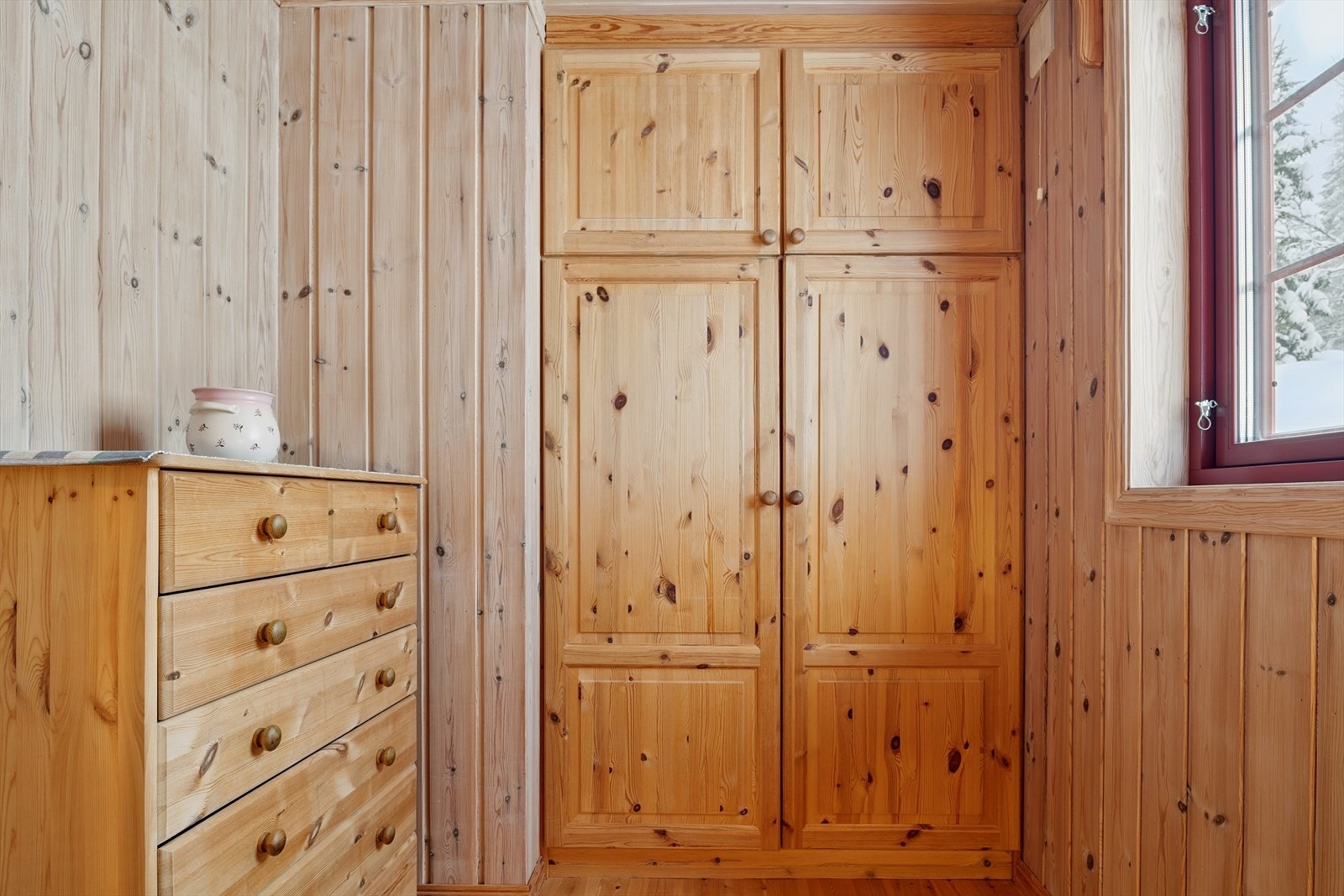 Hytta har totalt fem soverom, hvorav tre er plassert i første etasje. Galleribilde