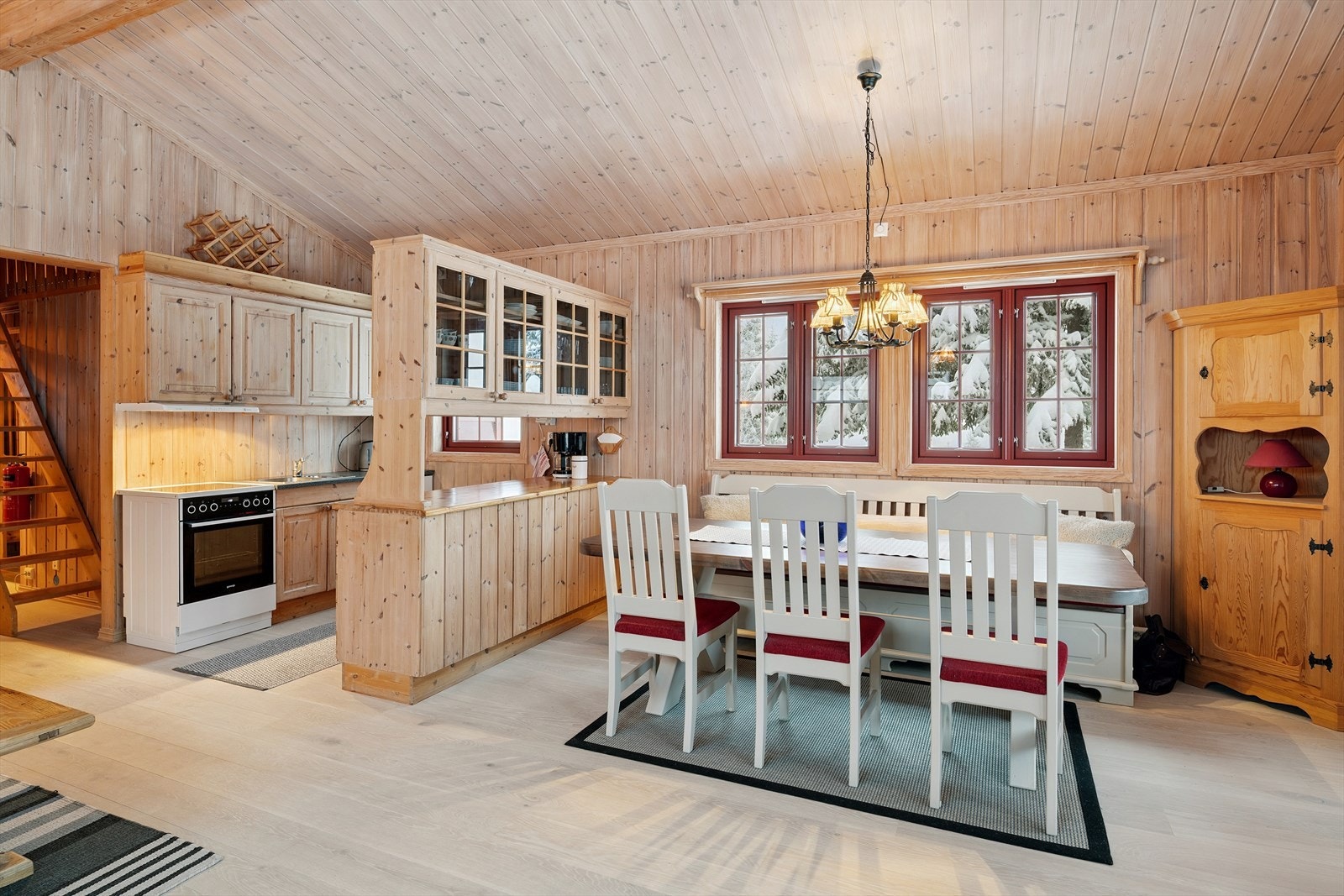 Spiseplassen er praktisk plassert i tilknytning til kjøkkenet, med plass til hele familien. Galleribilde