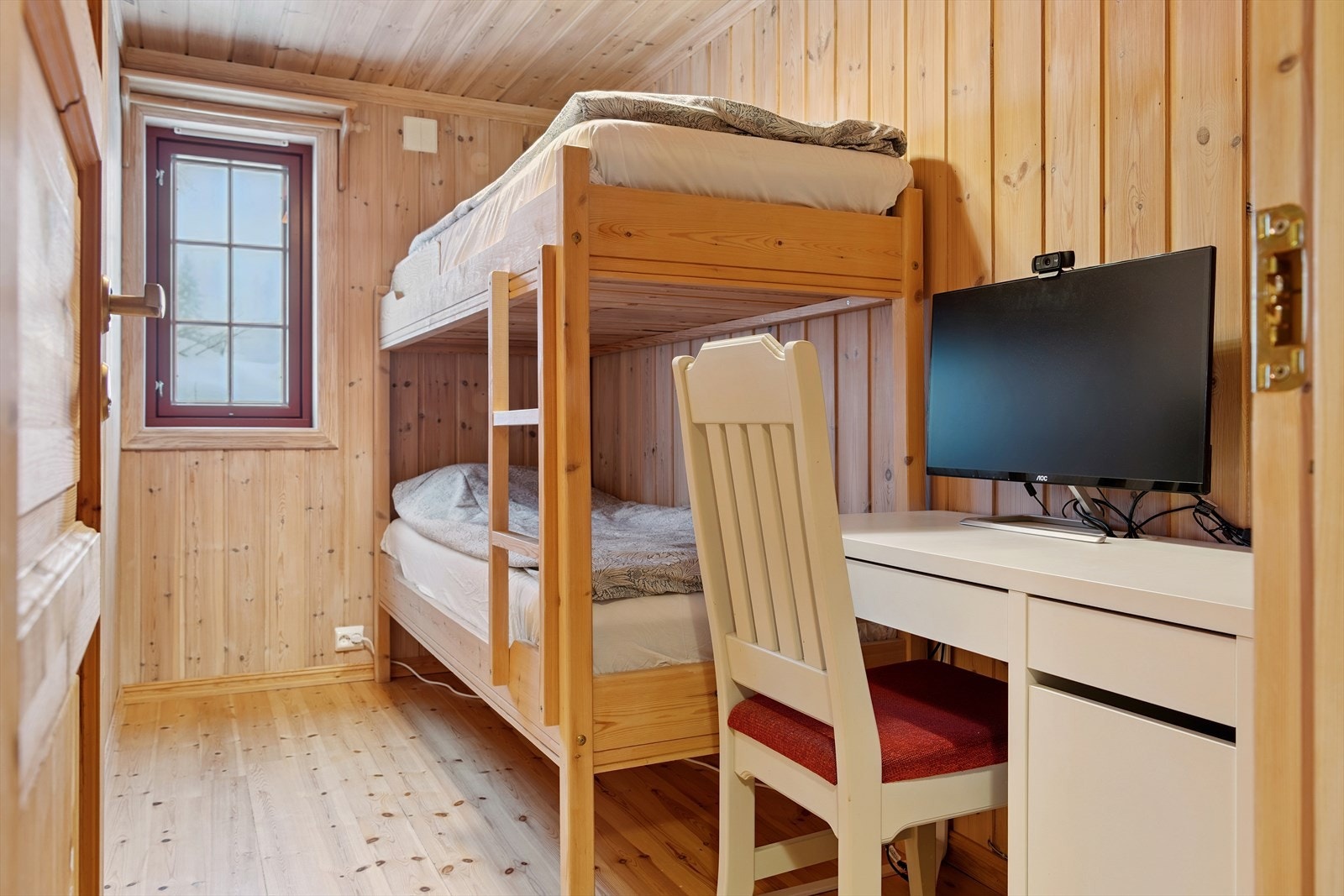 Et av soverommene er utstyrt med plassbesparende køyesenger. Galleribilde