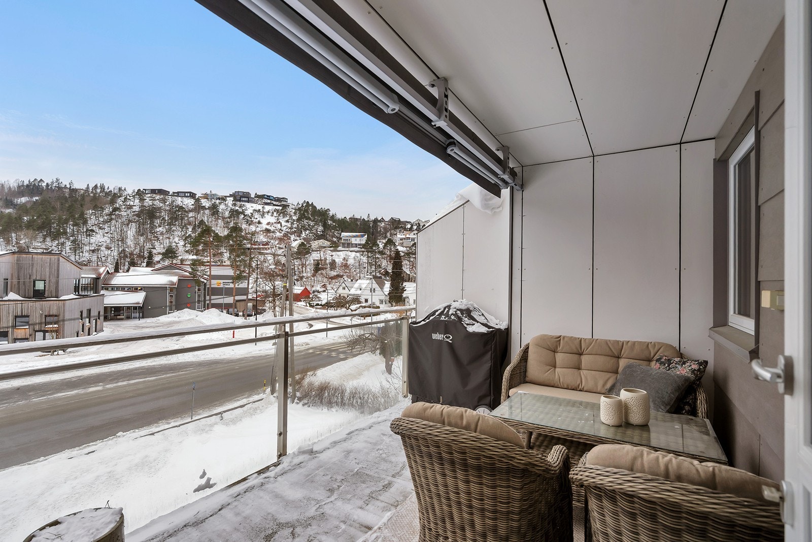 Solrik balkong med elektrisk markise. Galleribilde