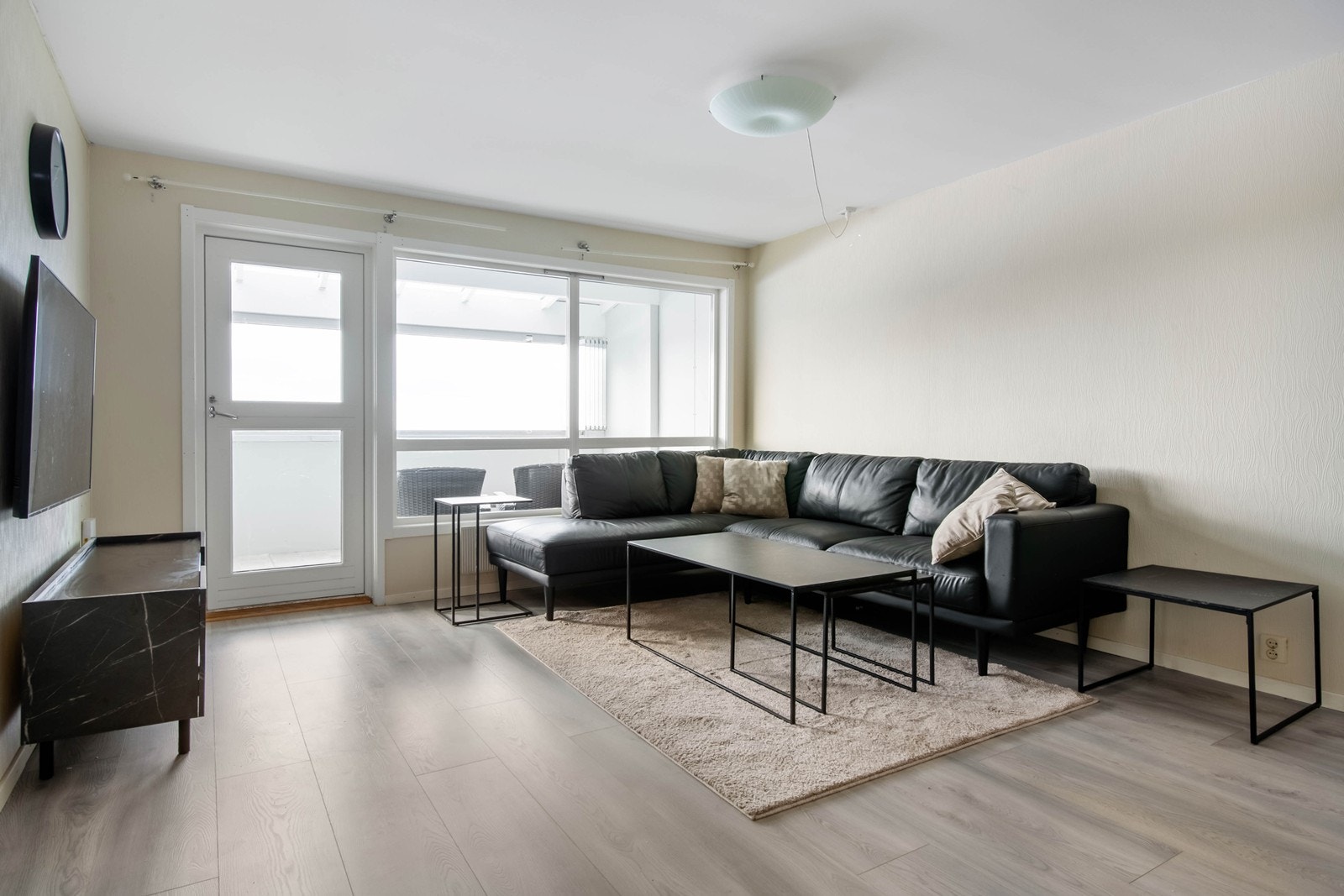 Stor stue med plass til sofagruppe og utgang til veranda Galleribilde