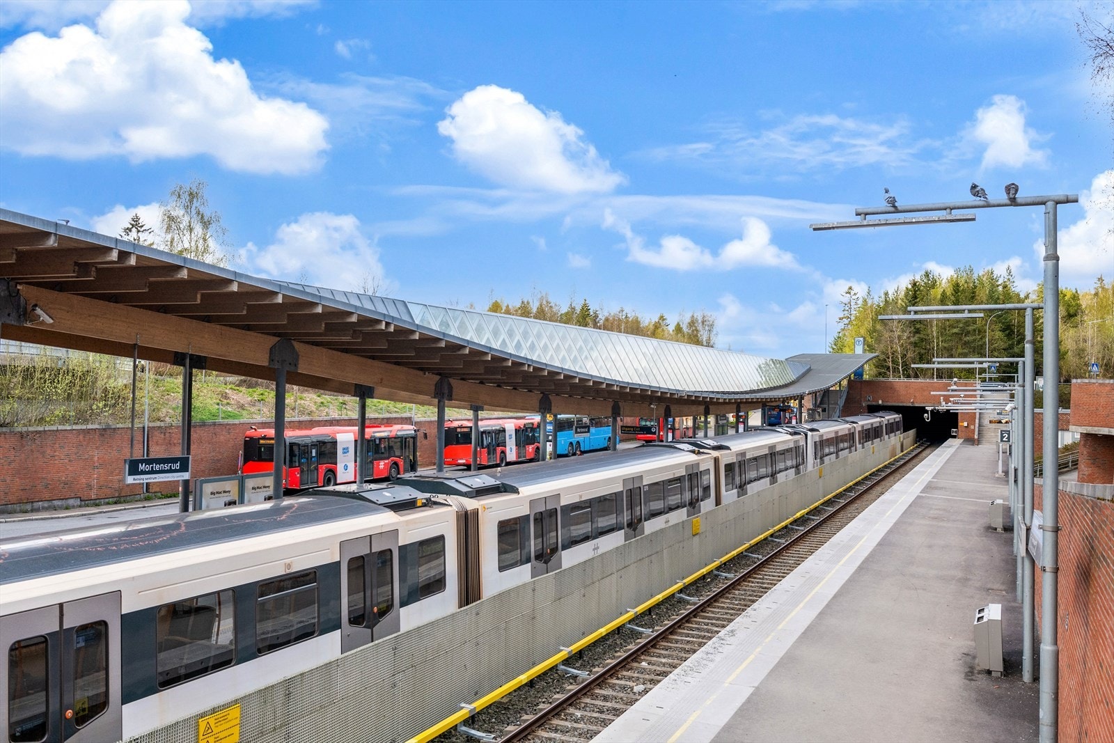 Sentralt knutepunkt ved Mortensrud med bussforbindelser og T-Bane Galleribilde