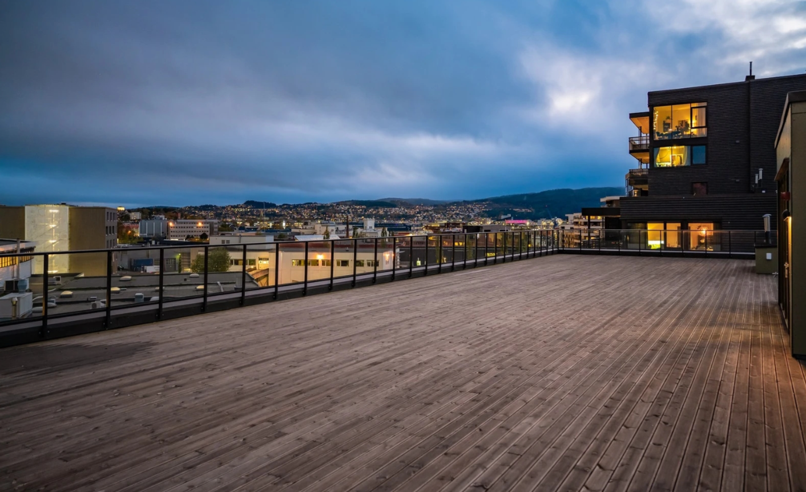 Leiligheten har tilgang til felles takterrasse med svært gode solforhold og fin utsikt. Galleribilde