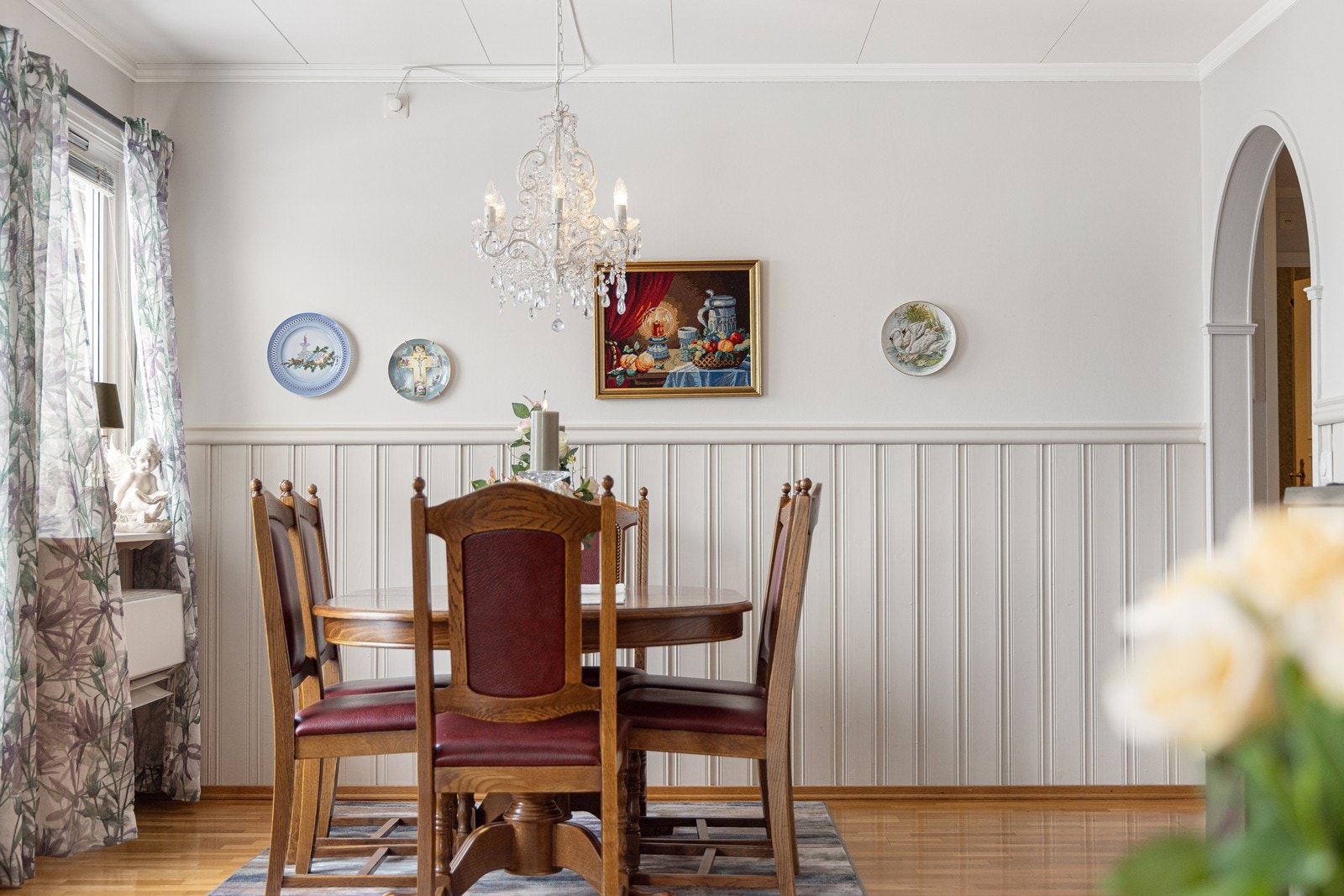 God plass til spisebord. Her er det også montert varmepumpe under vindu. Galleribilde