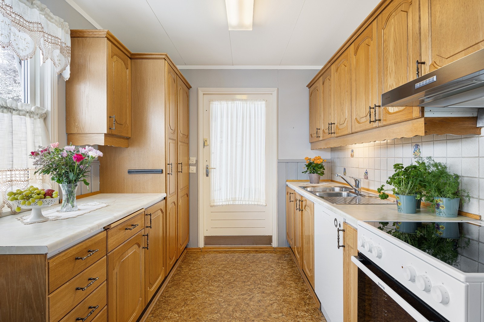 Kjøkkenet har et klassisk design med , profilerte fronter, gode benkeflater og mye oppbevaringsplass. Galleribilde