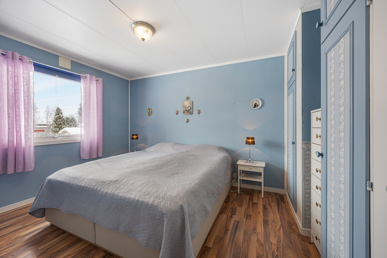 Det er tre fine soverom i eneboligen, og alle har store, østvendte vinduer som sørger for naturlig lys og gode luftemuligheter. Galleribilde