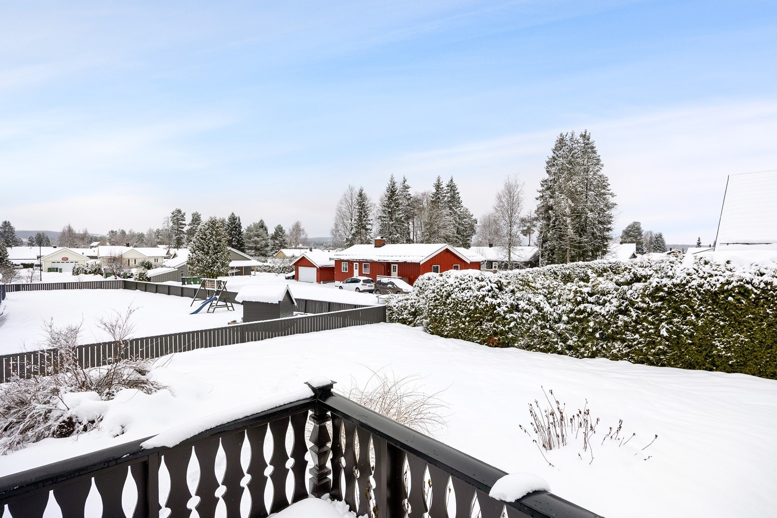 Solrik hage med mye boltreplass. Galleribilde