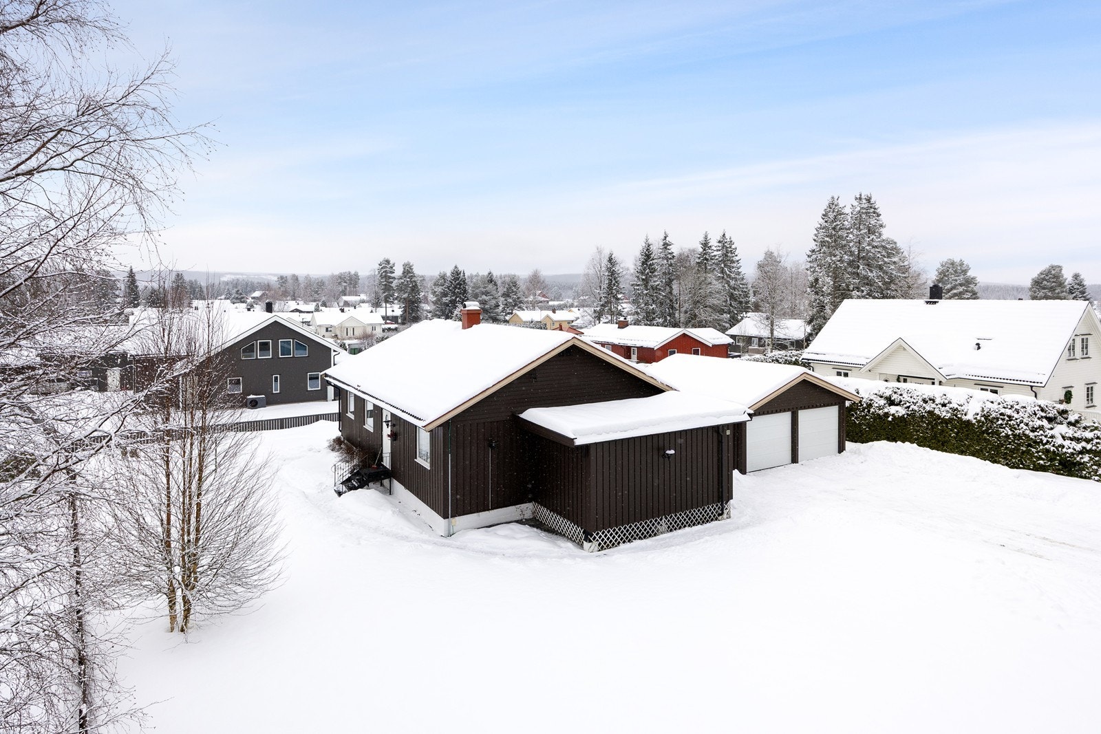 Eiendommen ligger i et landlig og barnevennlig boligområde på Aursmoen i Aurskog-Høland kommune. Galleribilde