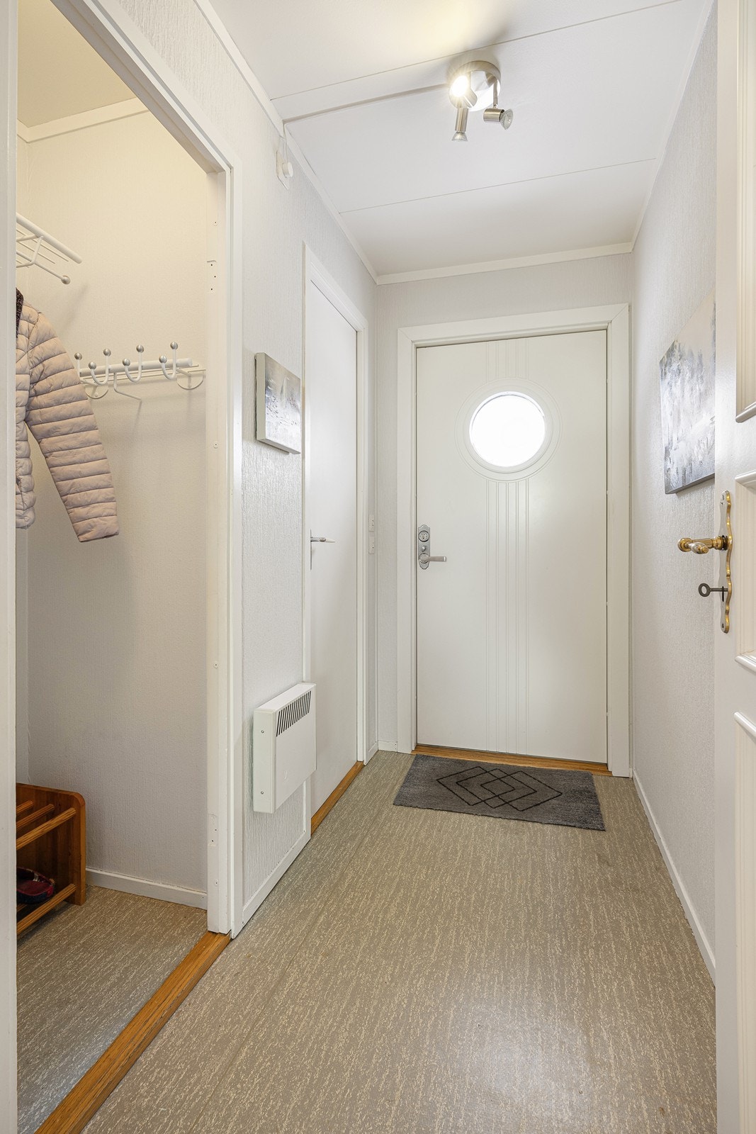 Yttertøyet ryddes enkelt bort i en garderobenisje, og mer oppbevaringsplass finnes i et tilliggende kott. Galleribilde