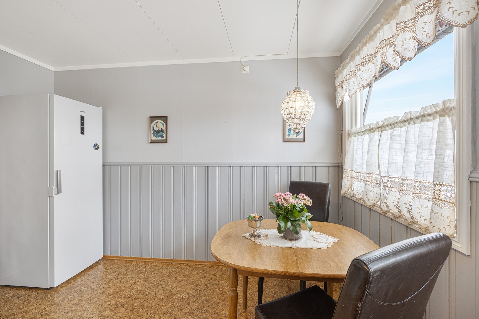 På kjøkkenet er det god plass til frokostbord med tilhørende stoler. Galleribilde