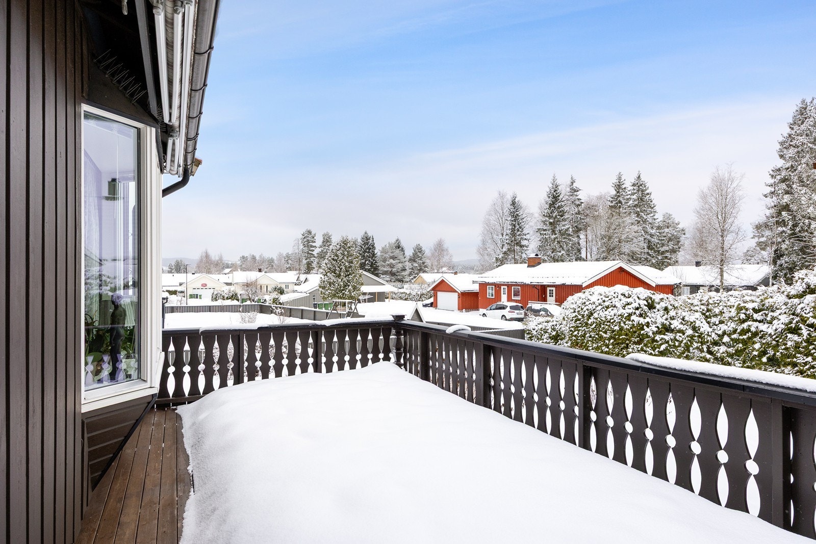 Terrassen har terrassemarkise, og utsyn mot nabolaget. Galleribilde