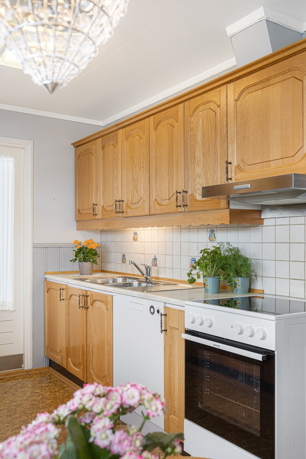 Kjøkkenet er utstyrt med ventilator og opplegg for oppvaskmaskin og komfyr. Galleribilde