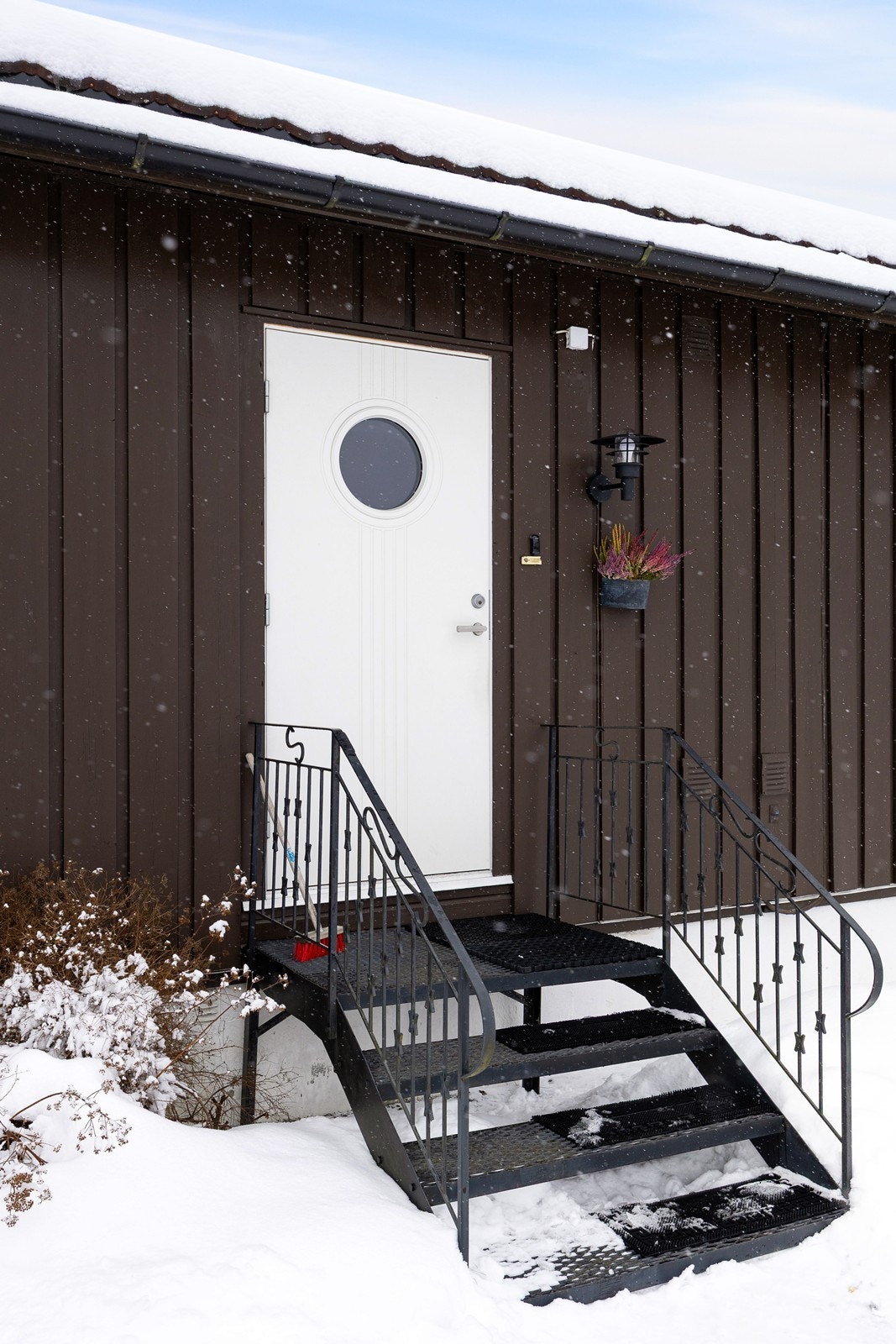 Eneboligen har et fint inngangsparti med gruslagt adkomst, sortlakkert metalltrapp og veggmontert utebelysning. Velkommen inn! Galleribilde