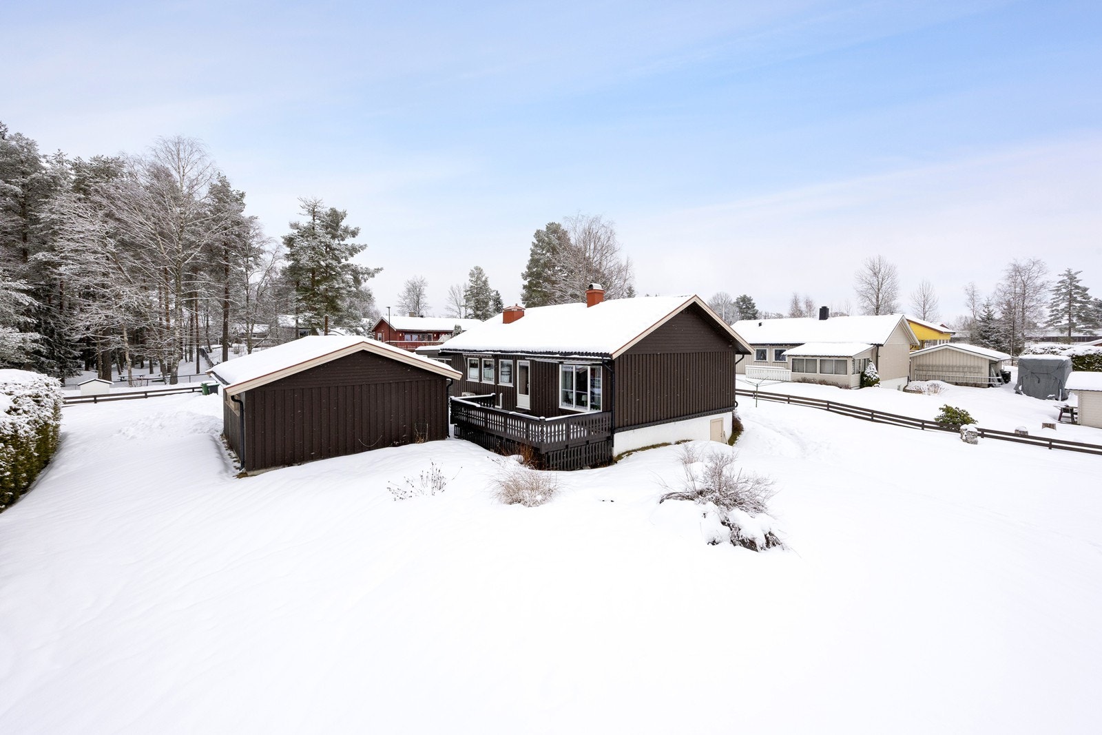 Via en terrassedør fra 2022 er det adkomst til en vestvendt terrasse på ca. 18 kvm med trapp ned til hagen. Galleribilde