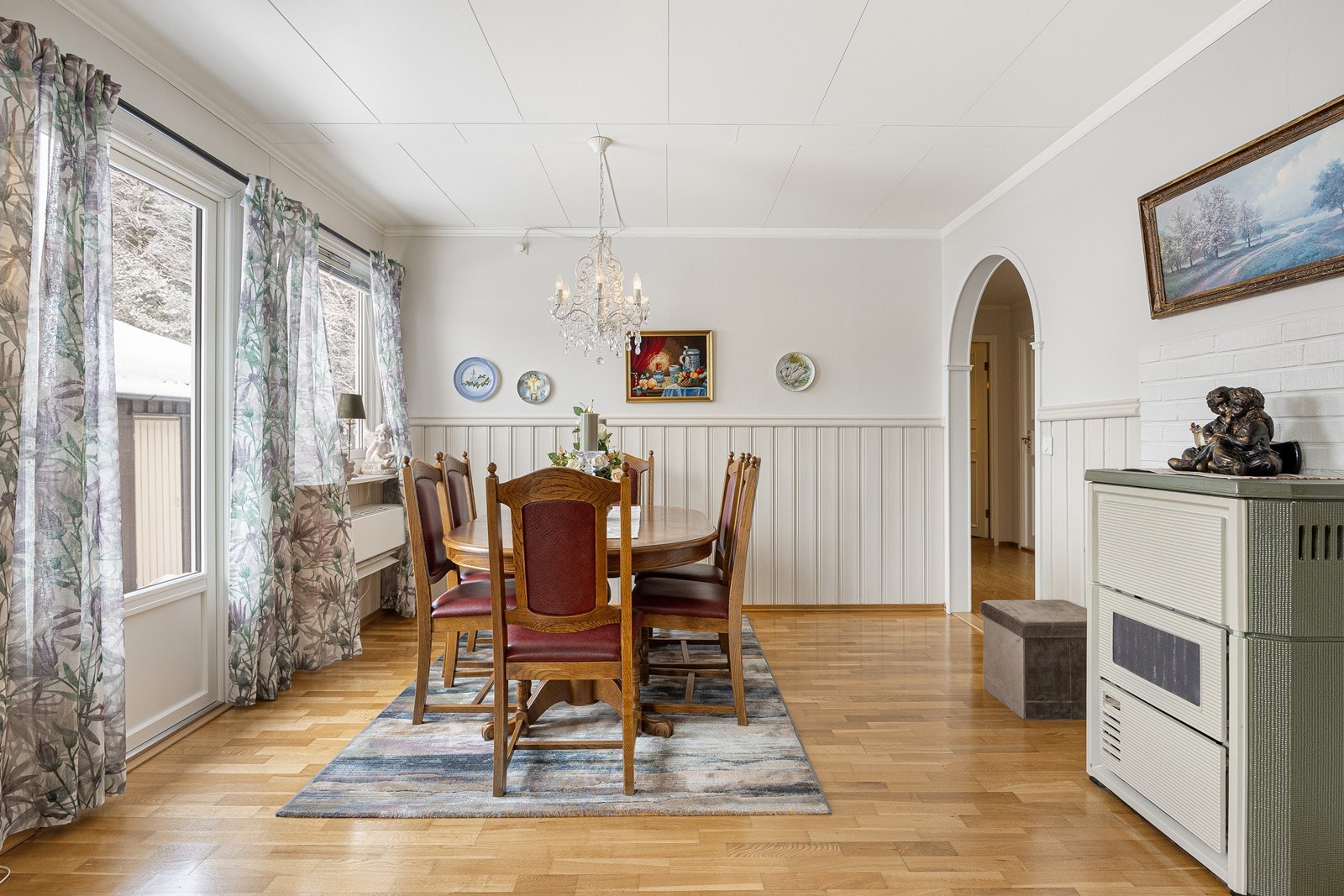 Stuen oppleves som lys og koselig, og det avlange rommet byr på fin møbleringsfrihet. Galleribilde