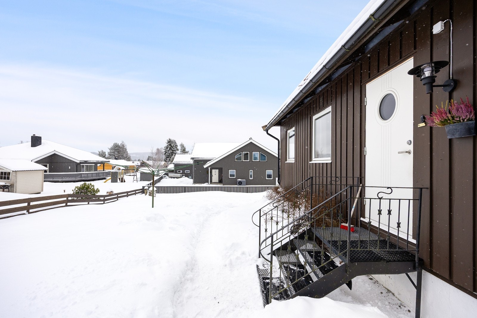 Tomten er på hele 1276,3 kvm, og er pent opparbeidet med gressplen, prydbusker og hekk. Galleribilde