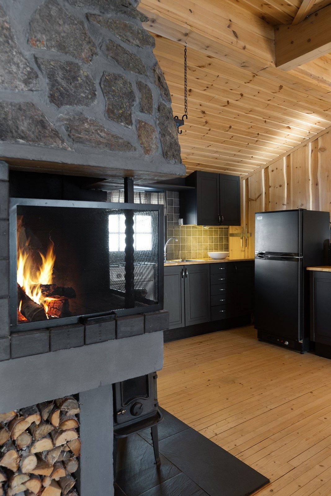 Peisen knitrer, og hytta fylles med ro. Her senker skuldrene seg helt! Galleribilde