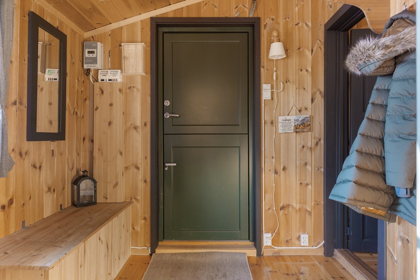 Fra det overbygde inngangspartiet kommer en inn i entré med god plass til yttertøy og sko. Galleribilde