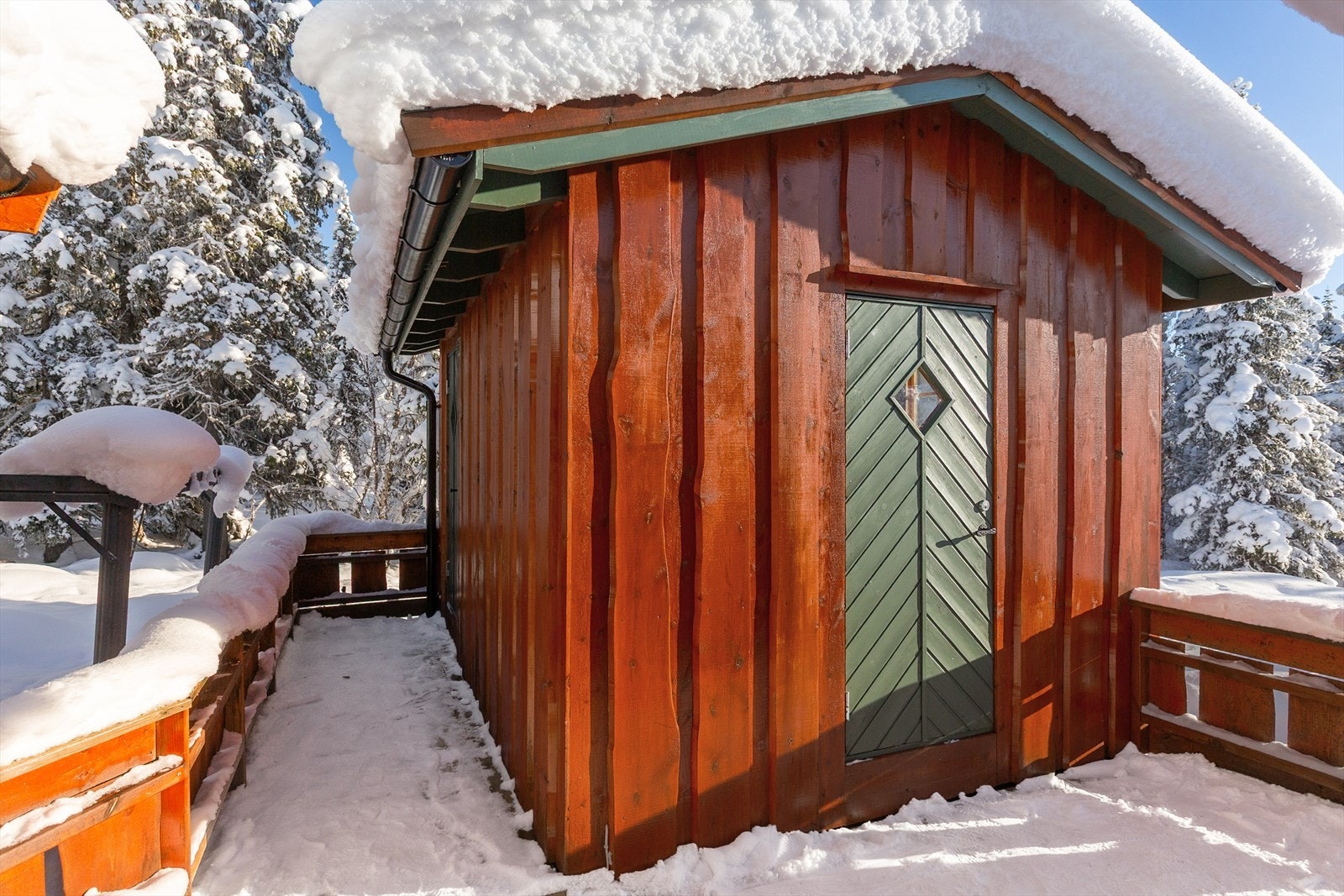 Hytta har utvendig bod i tilknytning til inngangspartiet. I tillegg er det et romslig uthus med godt med lagringsplass. Galleribilde