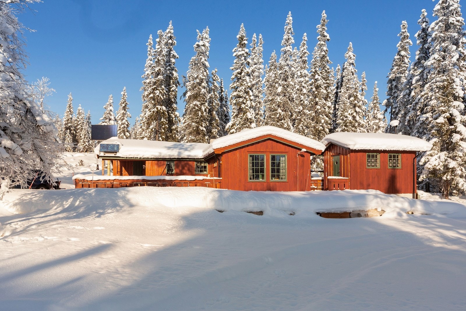 Eiendommen ligger solrikt og fredelig til i åssiden opp for Nedre Alketjern, mot Høvreslia. Galleribilde