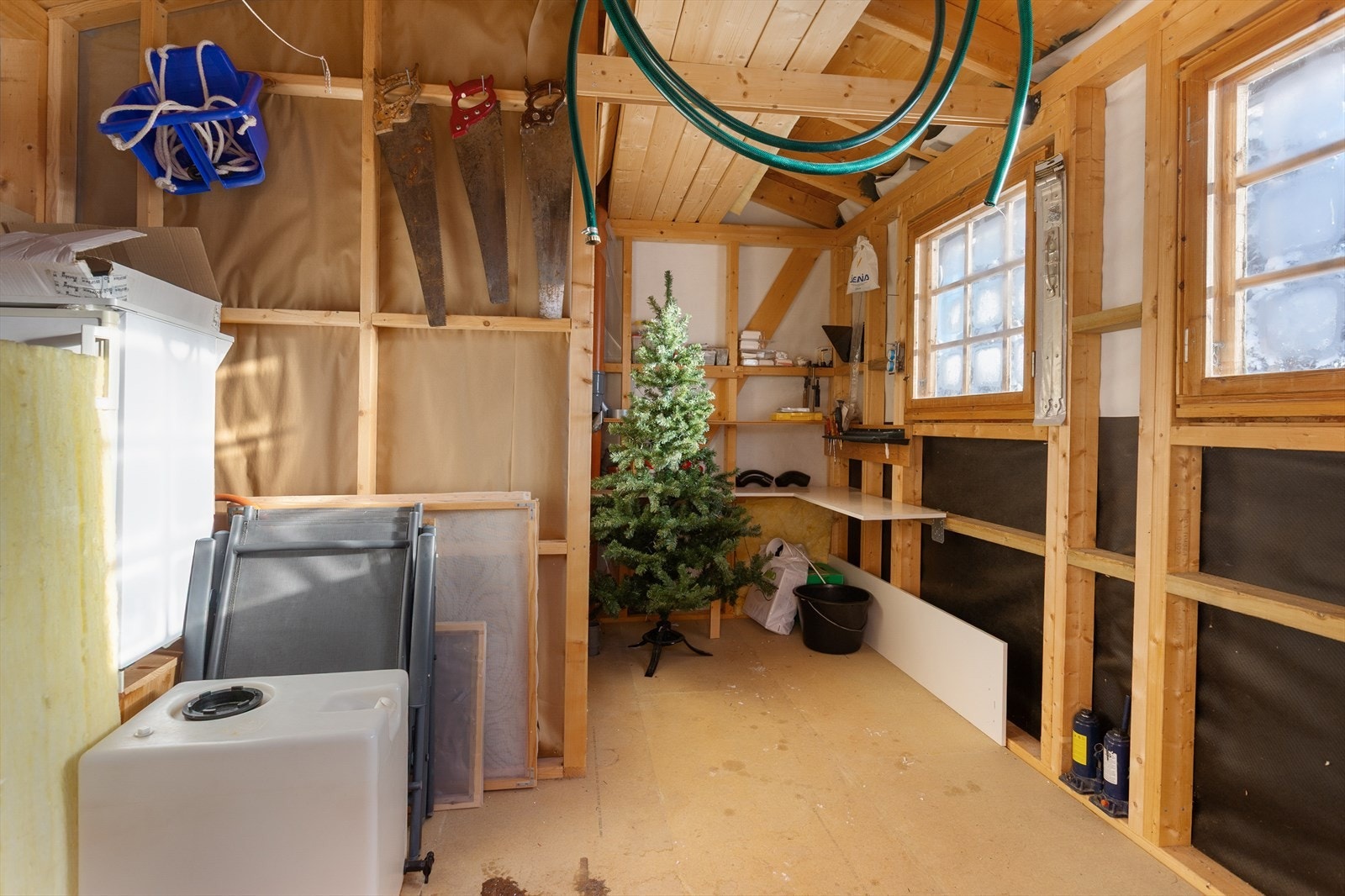 Her kan en lagre tørr ved, utemøbler, ski og redskap etter eget ønske. Galleribilde