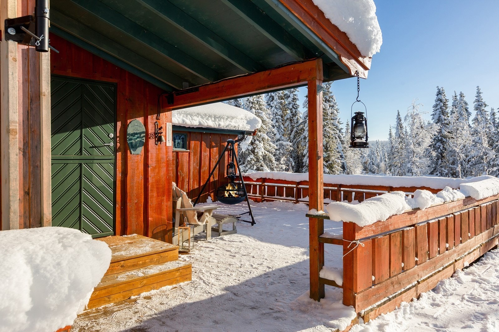 Den har en åpen og solrik terrasse hvor sommersolen kan nytes fra morgen til kveld, og flere timer om dagen vinterstid. Galleribilde