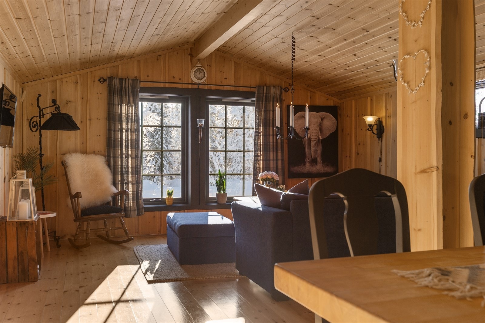 Stua ble utvidet for noen år siden, og har nå mønet himling med limtredrager som gir en romslig og luftig følelse. Galleribilde